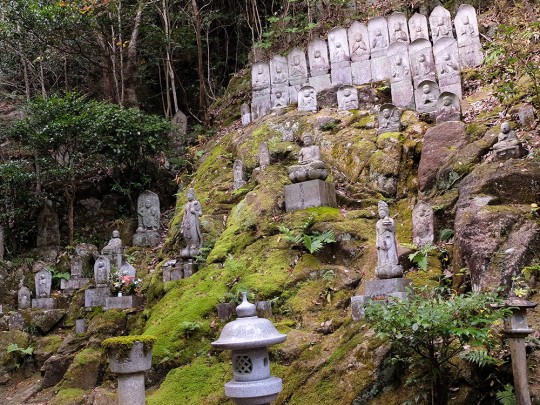 Statues bouddhistes à Mitaki