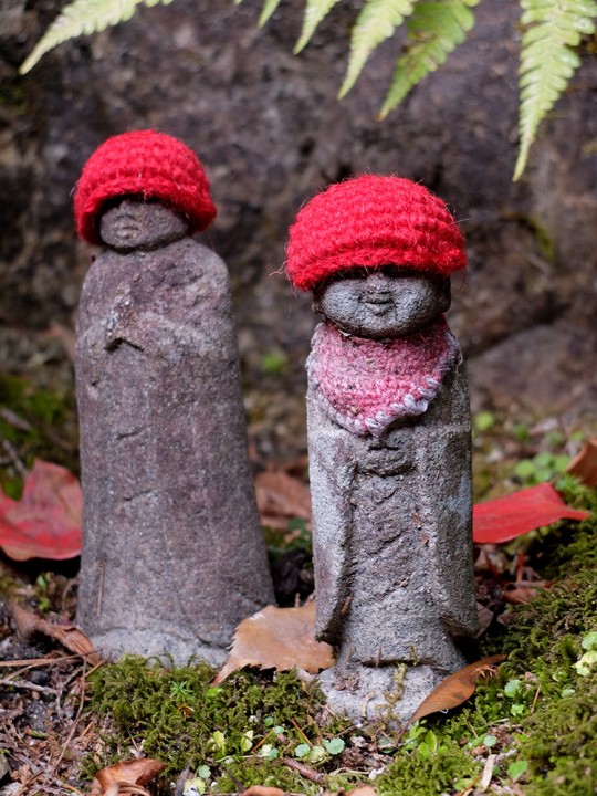 Petites statues Jizo à bonnet rouge à Mitaki