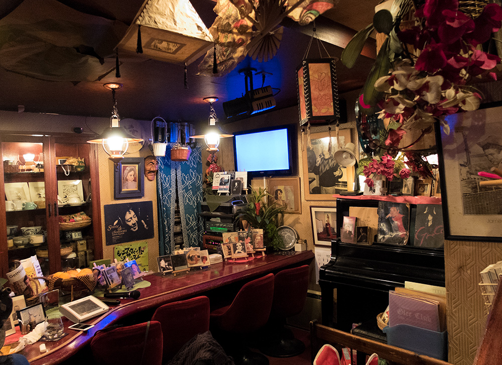 Snack)bar karoké Chante ! à Hiroshima, plein de déco française