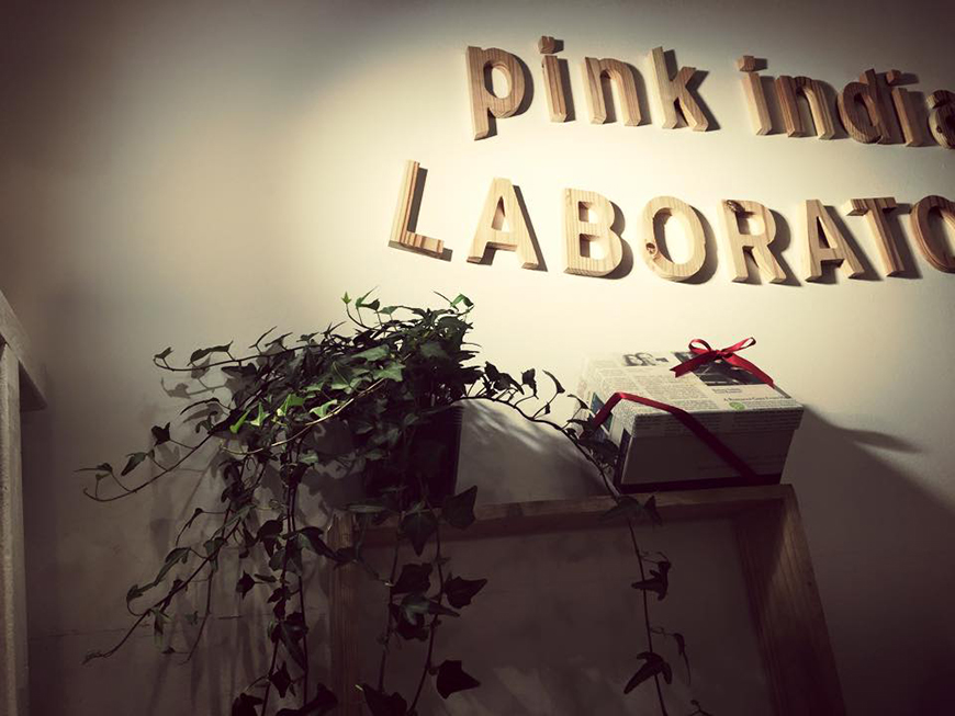 Logo Pink India en lettres de bois