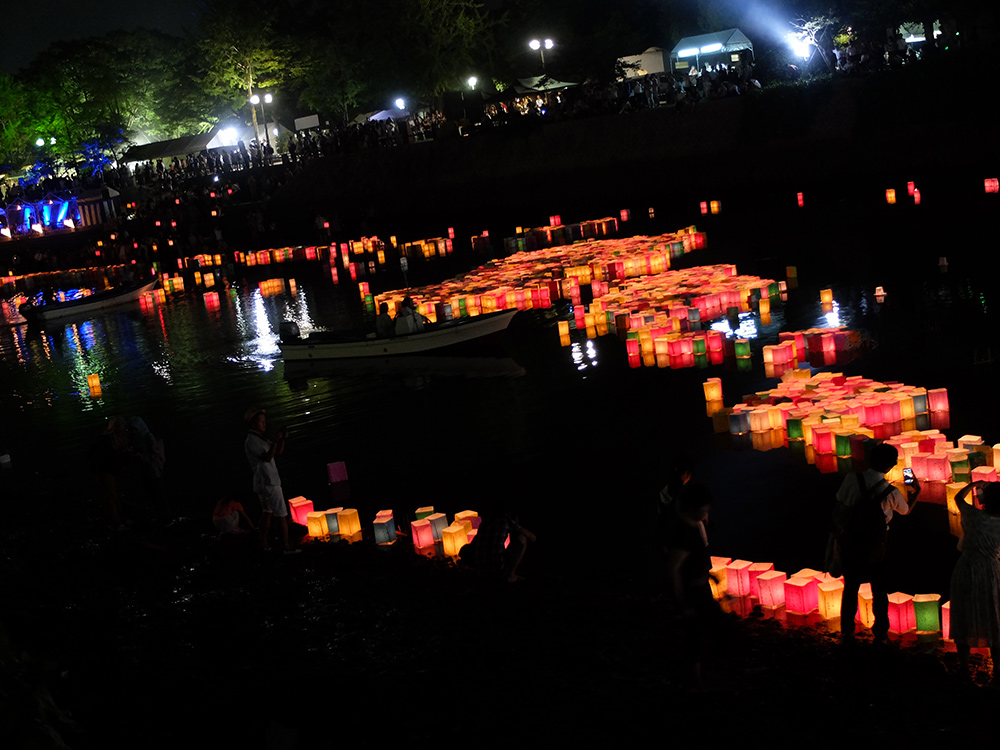 Lanternes sur la rivière Motoyasugawa, Hiroshima 6 Août