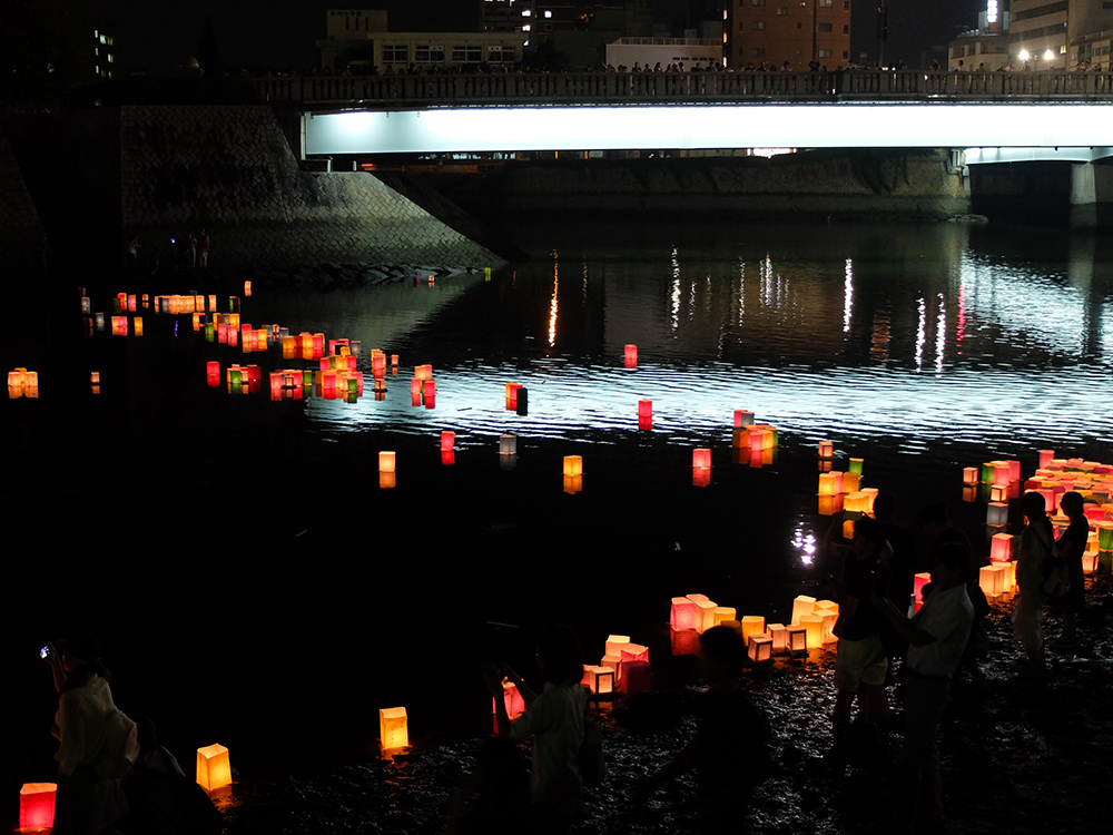 Lanternes sur la rivière Motoyasugawa, Hiroshima 6 Août