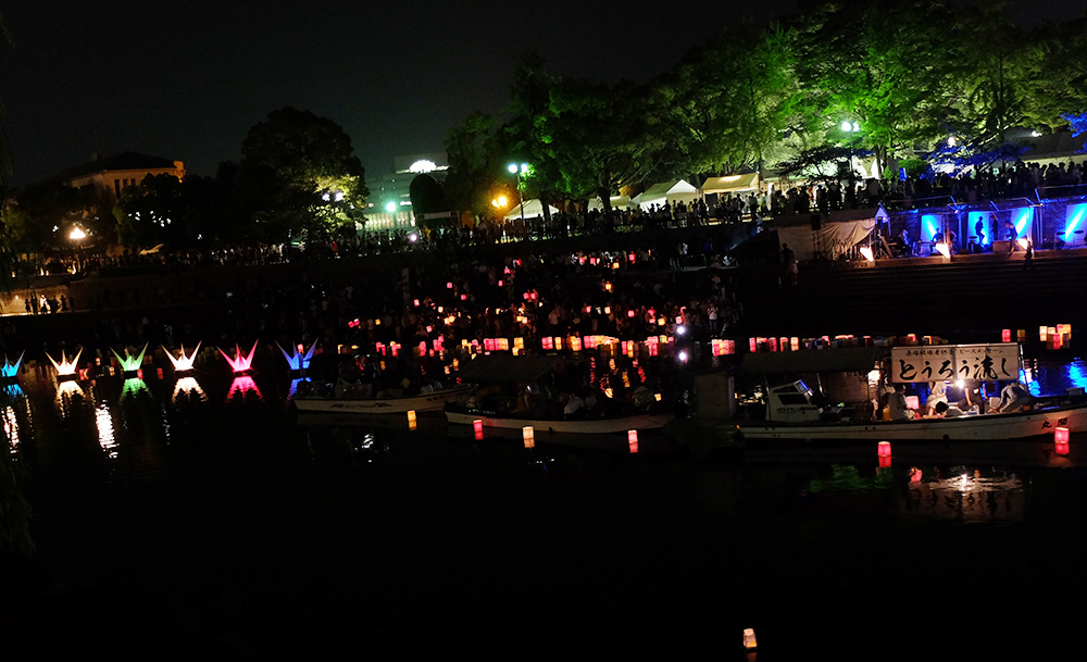 Festivités et lanternes sur la rivière Motoyasugawa, Hiroshima 6 Août