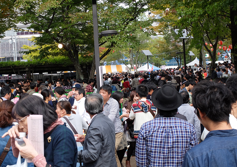 foule au saké matsuri de Saijo