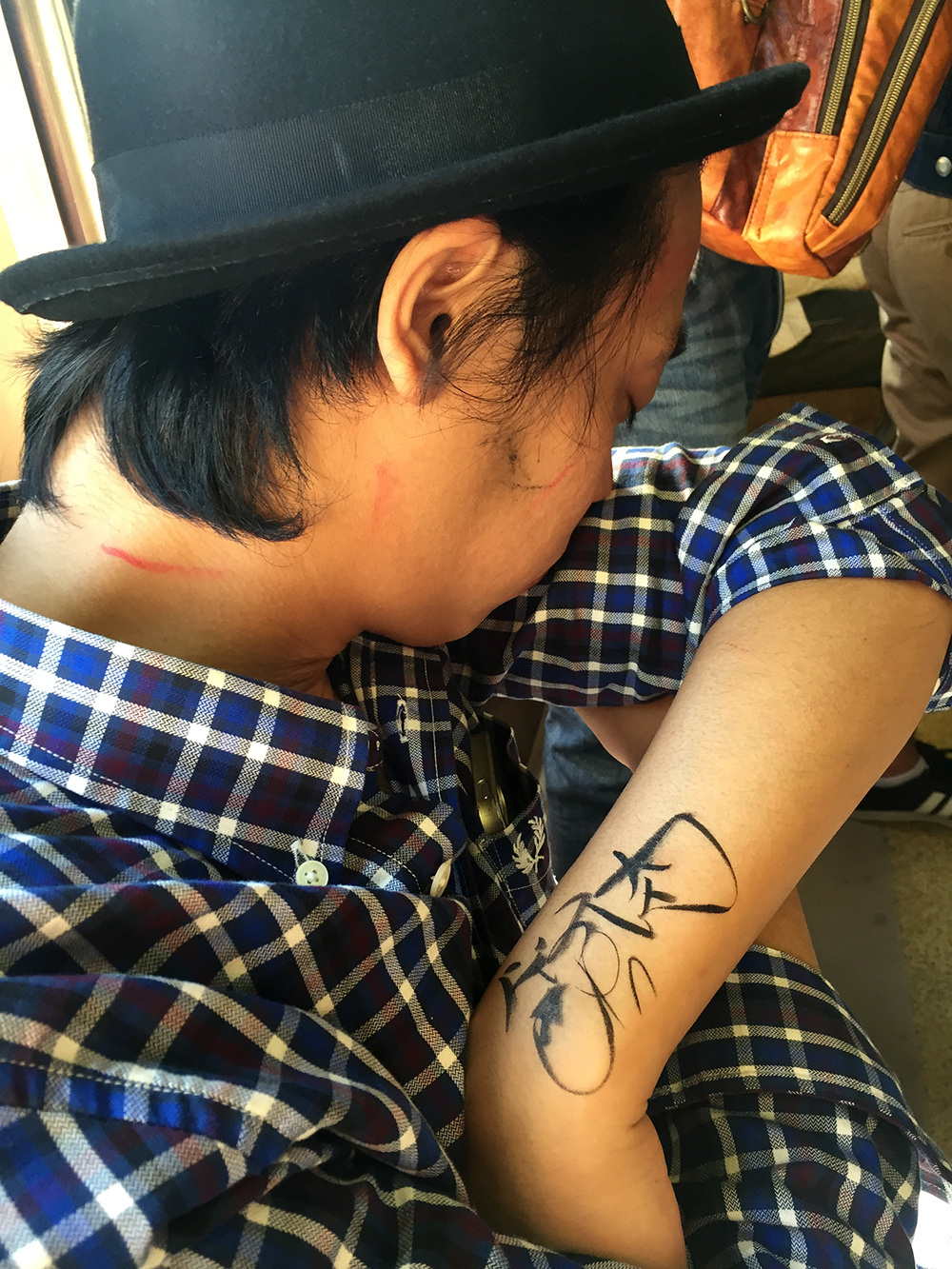 Graffiti sur Japonais ivre qui somnole