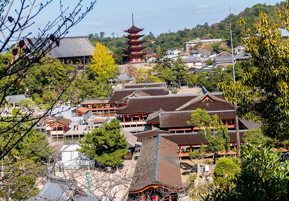 Vue sur le sanctuaire d'Itsukushima et la pagode à 5 étages depuis la pagode Tahoto, Miyajima