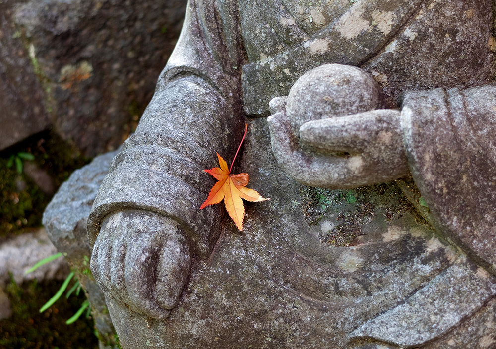 Feuille d'érable sur statue bouddhique, Daisho-in, Miyajima
