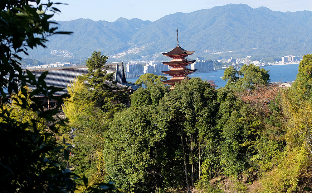 La pagode à 5 étage vue depuis le chemin menant au Parc Momijidani