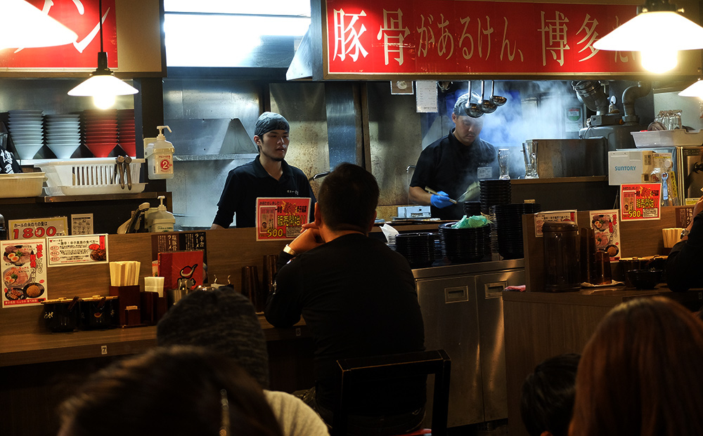 resto de ramen à Hakata, 一幸舎 ikkōsha, vue sur la cuisine