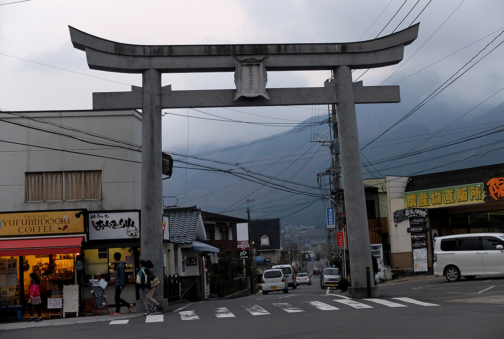 Torii en pierre, Yufuin