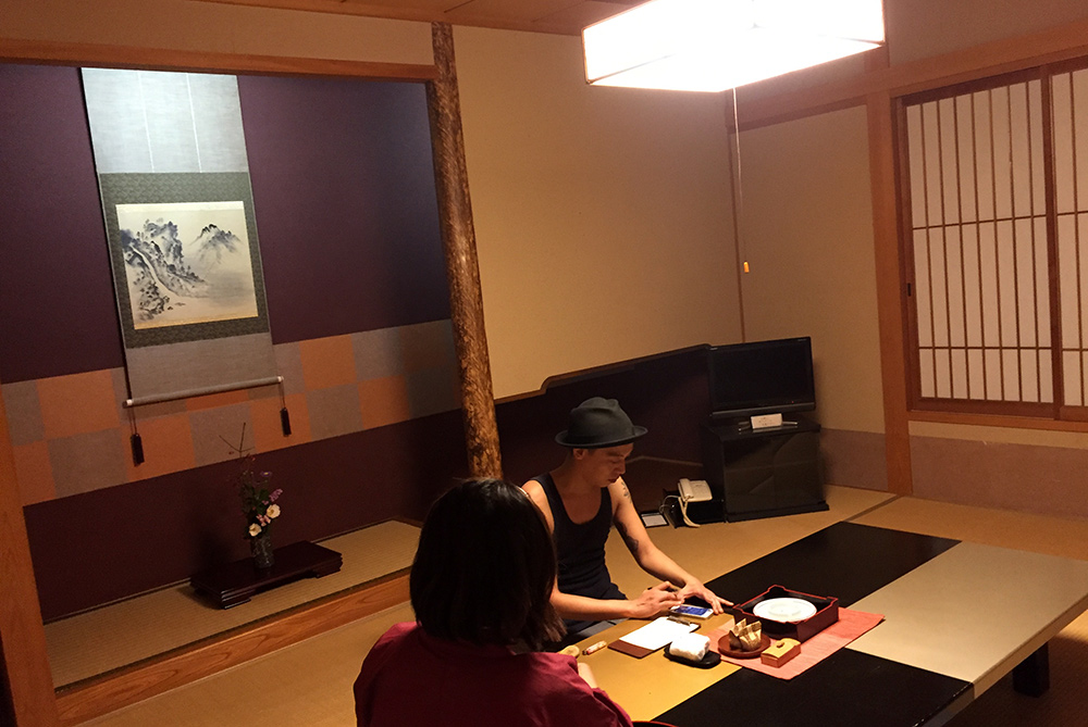 chambre de ryokan présentée par l'okami 女将, Ichizen, Yufuin
