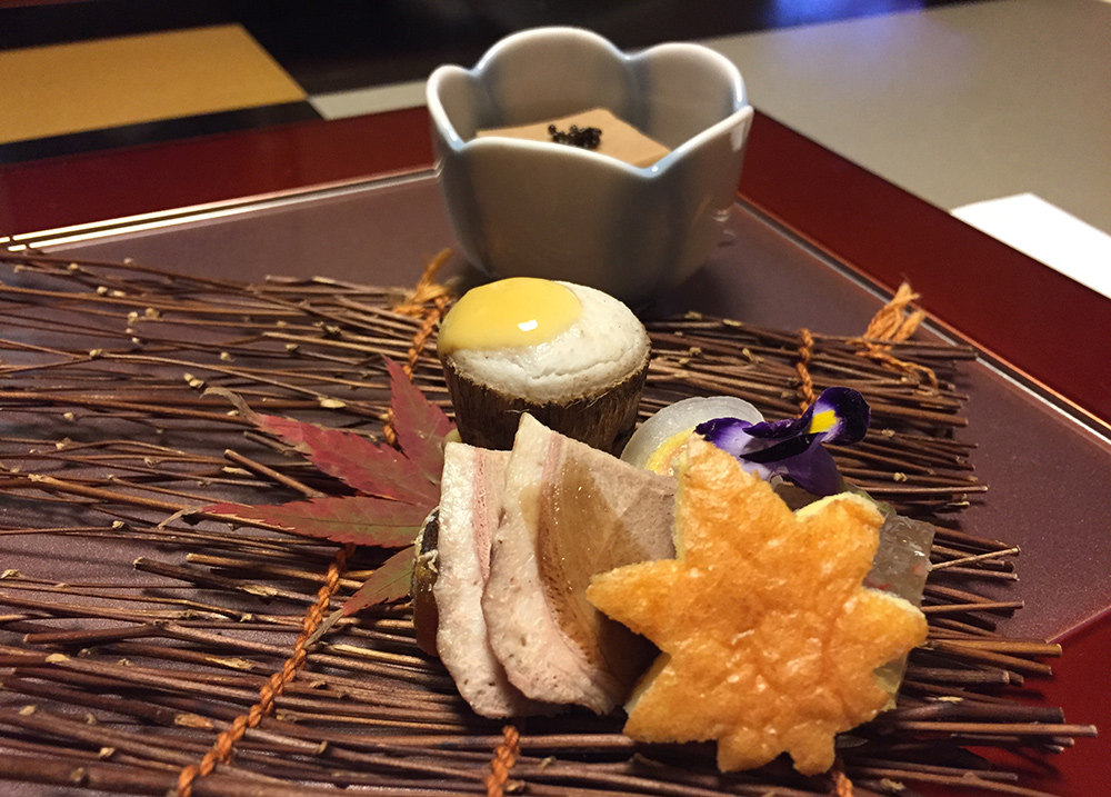 feuille d'érable en sponge cake, bulbe de lys au kaki, gelée de crabe, taro bouilli avec sa peau, tofu de noix, kinuta maki, canard colvert à la sauce balsamique.