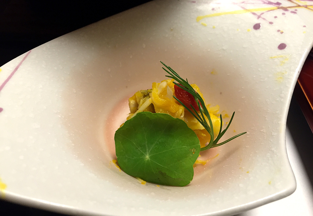 Champignons et méduse blanche hinata ae (« au soleil » : dans de la citrouille), cresson de fontaine, hijiki (algue) de montagne, noix de goji.