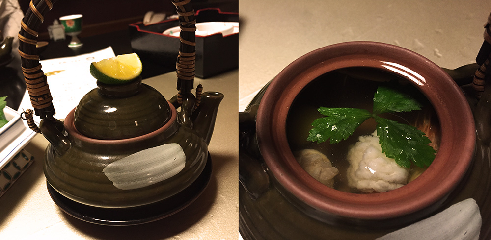 土瓶蒸しdobinmushi (plat vapeur servi dans une théière) : champignons matsutake, congre hamo, crevettes, noix de ginko nouvelles, mitsuba (herbe japonaise à 3 feuilles), cuisse de poulet, sur lequel on presse un sudachi (agrume japonais)