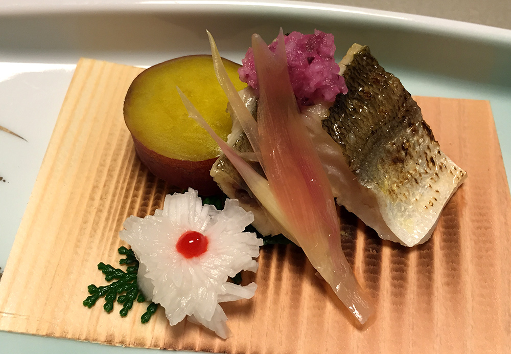 Sériole grillée, navet en fleur de chrysanthème, patate douce, daikon rapé de couleur violette, myōga.