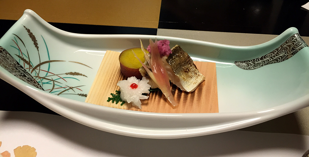 Sériole grillée, navet en fleur de chrysanthème, patate douce, daikon rapé de couleur violette, myōga.