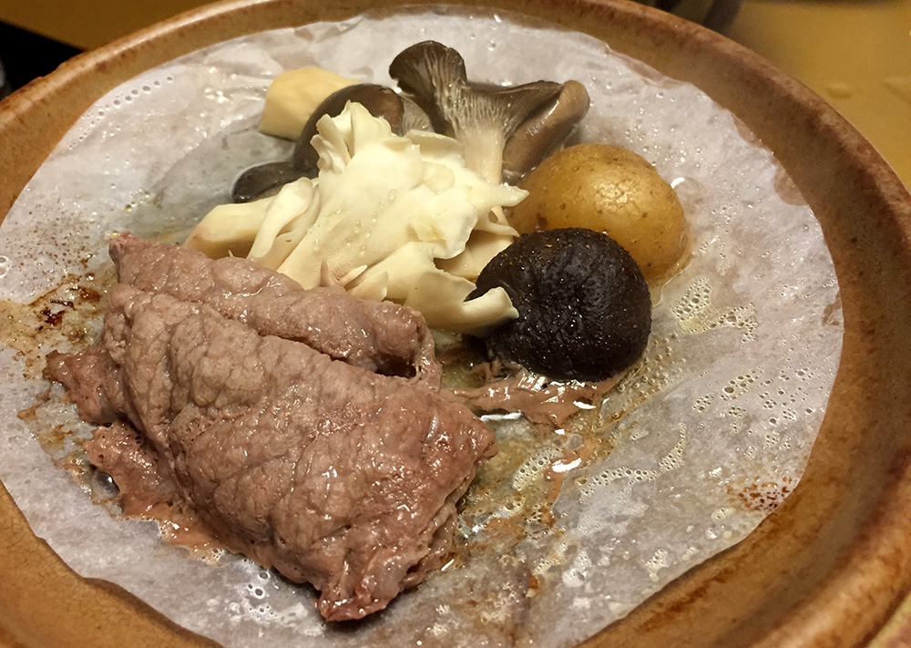 Bungogyū (bœuf noir de la préfecture d'Oita) et champignons d'automne servis avec de la sauce ponzu au yuzu (agrume japonais).