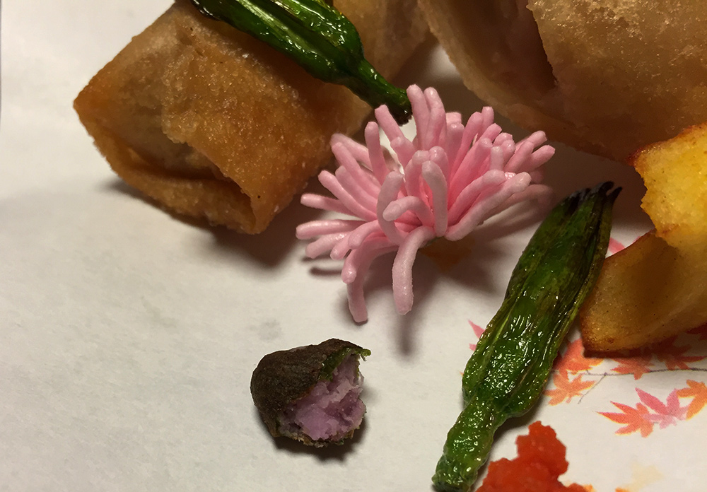 Rouleau de tofu au sésame, hémérocalle fauve (le truc vert), brochettes de petites pommes de terre mukago, pâte de poisson en forme de feuille de ginkgo, nouilles somen en forme de fleur.