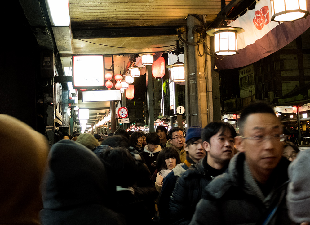 Les foules dans avenue Shijo-dori, Kyoto, vers 1h30 du mat