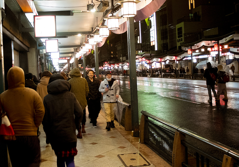 Les foules dans avenue Shijo-dori, Kyoto, vers 1h30 du mat