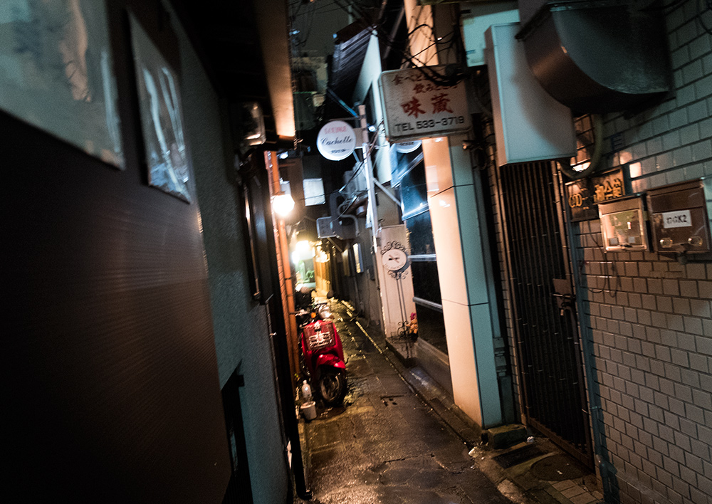 Petite ruelle dans le quartier de Kyomoto-chō, Kyoto