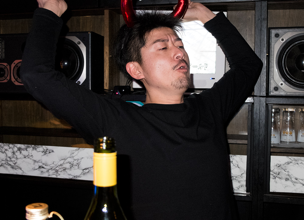 en folie au comptoir du karaoké