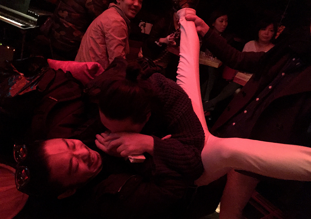 Encore des amis qui font des câlins et des roulés-boulés 