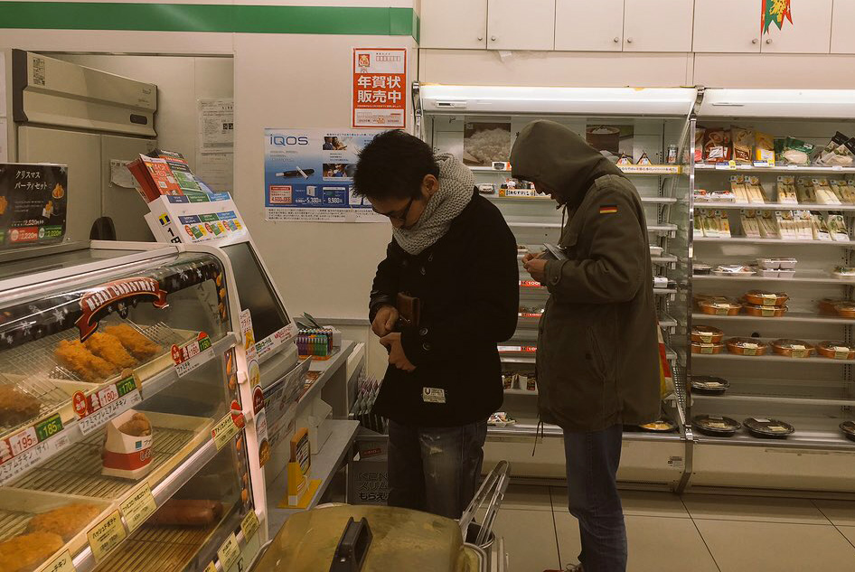 Au conbini avec 2 de mes collègues en route pour le karaoké