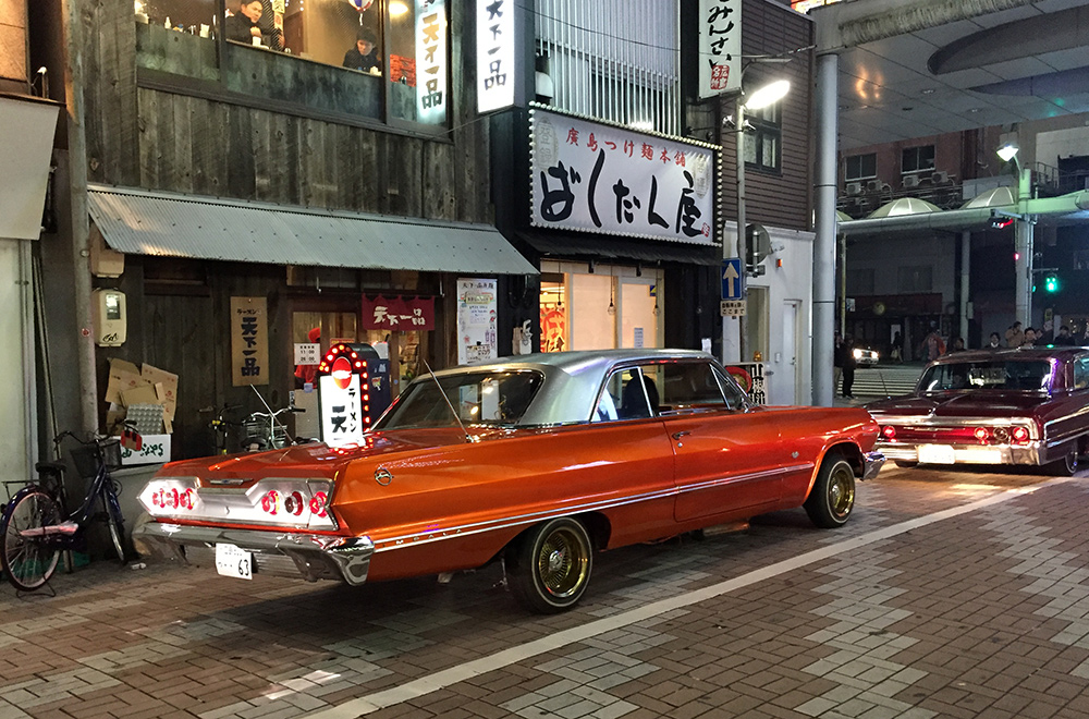 Défilé de voitures vintages du samedi soir à Hiroshima