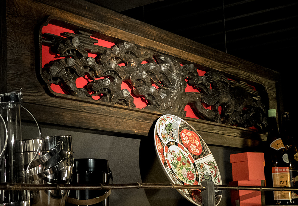 Décoration en bois sculpté, izakaya Aitsuki あい月 Hiroshima