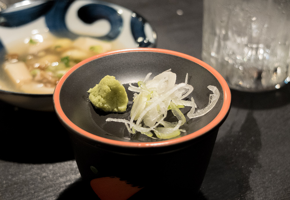 Wasabi, negi et tsuyu dans lequel on trempe les soba - izakaya Aitsuki あい月 Hiroshima