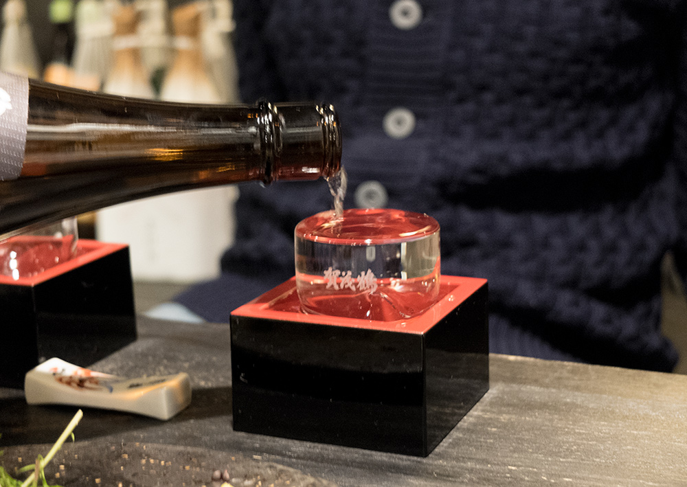Saké servi dans un sakamasu (酒枡)