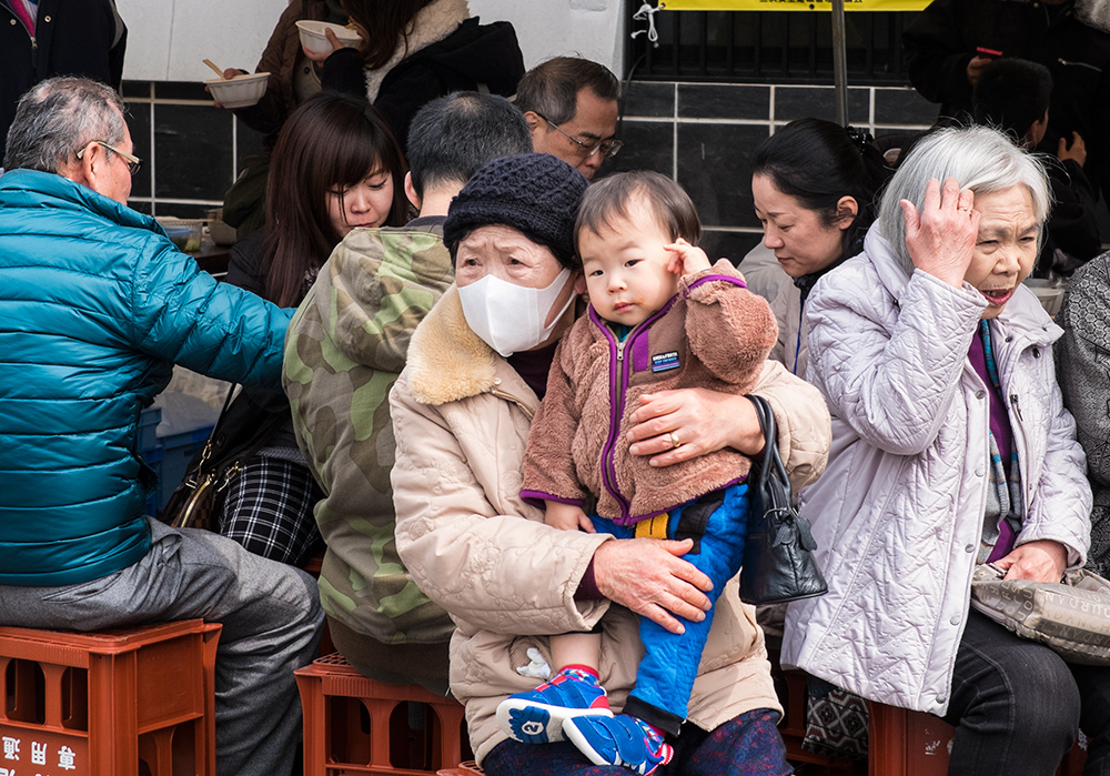 Grand-mère et bébé japonais dans un matsuri