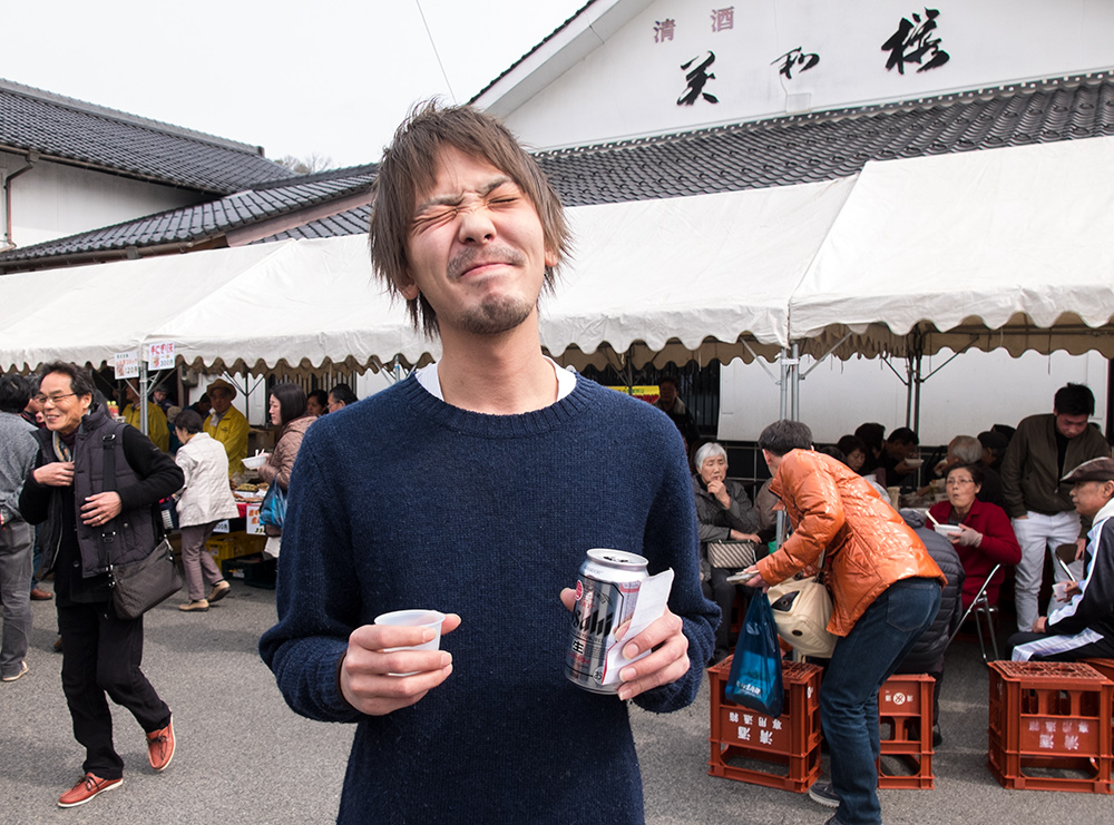 Jeune Japonais à un festival du saké