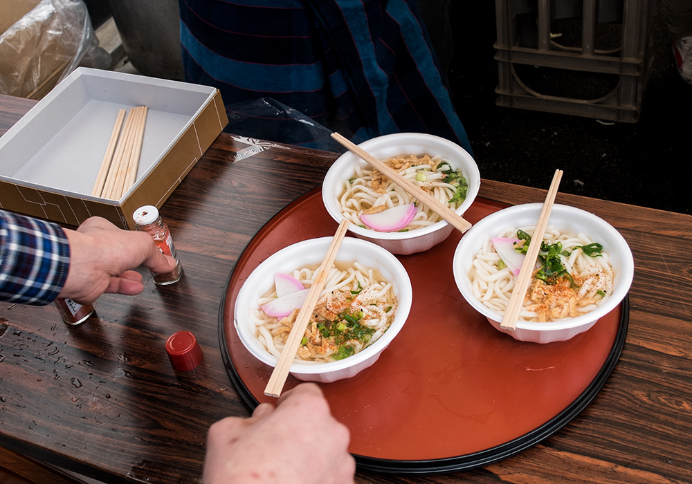 Bols de udon au matsuri de la brasserie de saké Miwa Sakura, Hiroshima