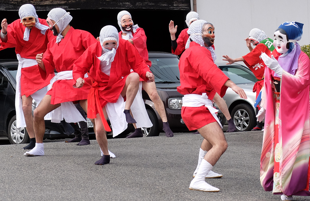 Danse des hyottoko à la brasserie de saké Miwa Sakura, Hiroshima