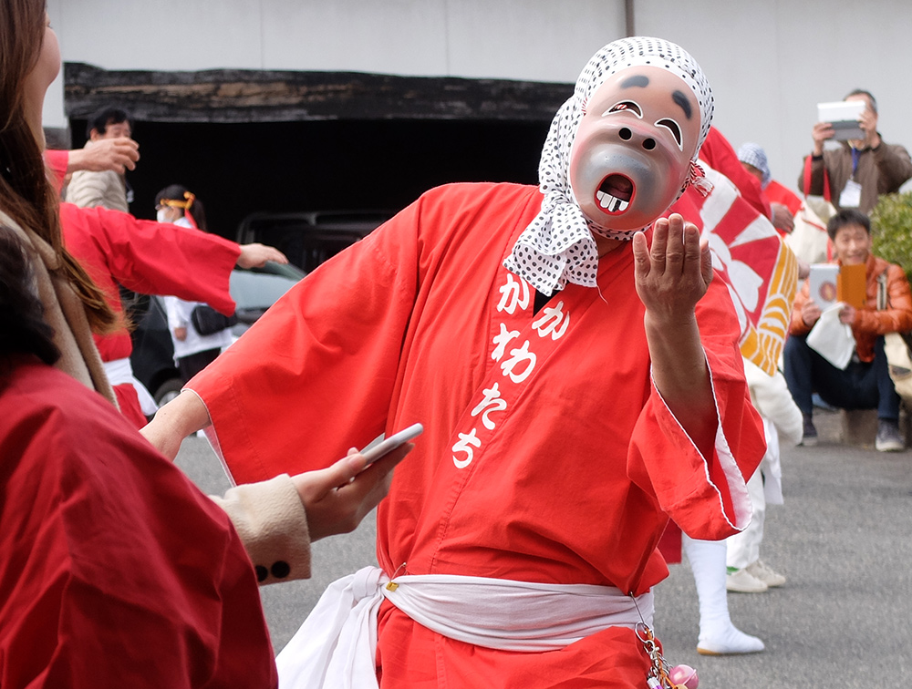 Danse des hyottoko à la brasserie de saké Miwa Sakura, Hiroshima