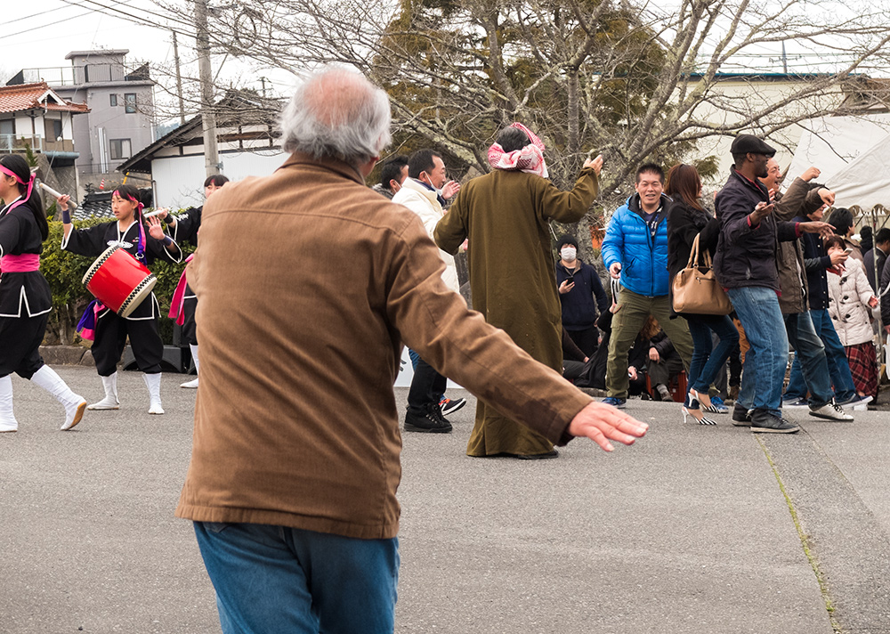 japonais qui dansent dans un matsuri