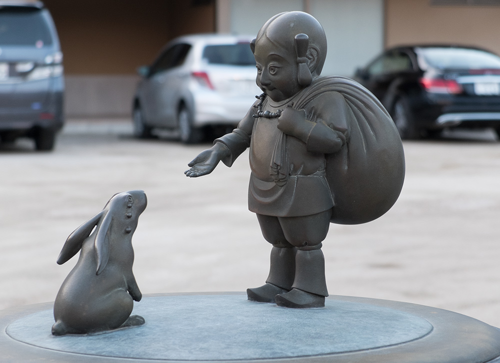 Okuninushi et le lapin blanc (sculpture de Satoshi Yabuuchi), Tamatsukuri Onsen