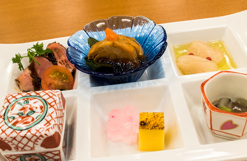 Entrées : Viande froide, foie de lotte, St Jacques, flan salé chawanmushi, castela, takowasa (poulpe cru et wasabi)