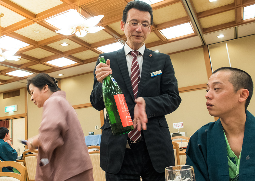 Le manager du ryokan qui nous présente des sakés