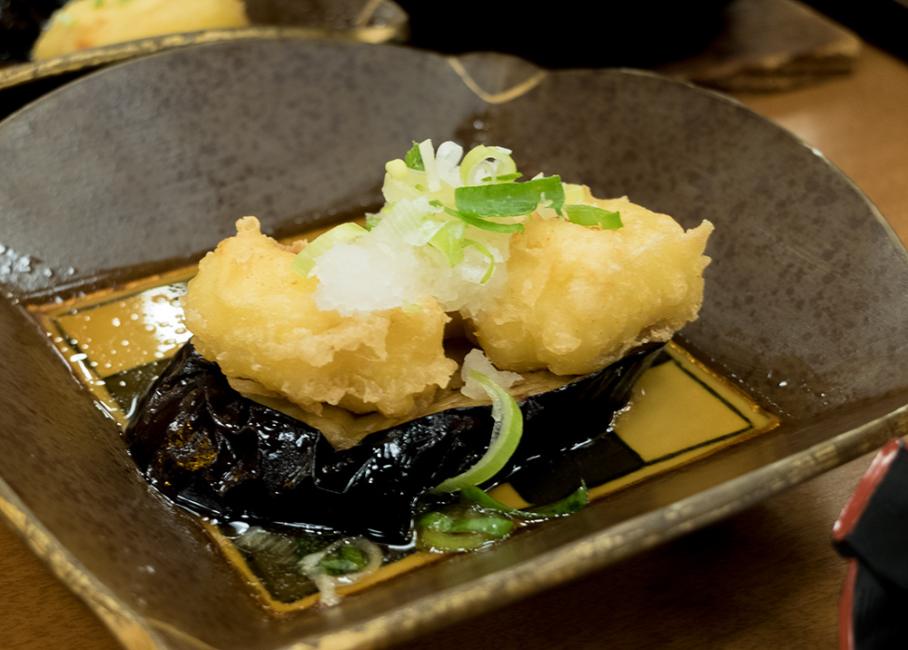 des manjuu sur de l'aubergine grillée, un délice ! cuisine kaiseki ryori, ryokan