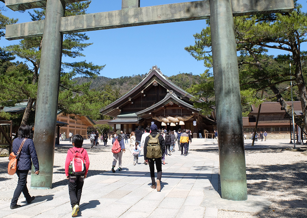Torii de bronze menant au haiden du sanctuaire Izumo Taisha