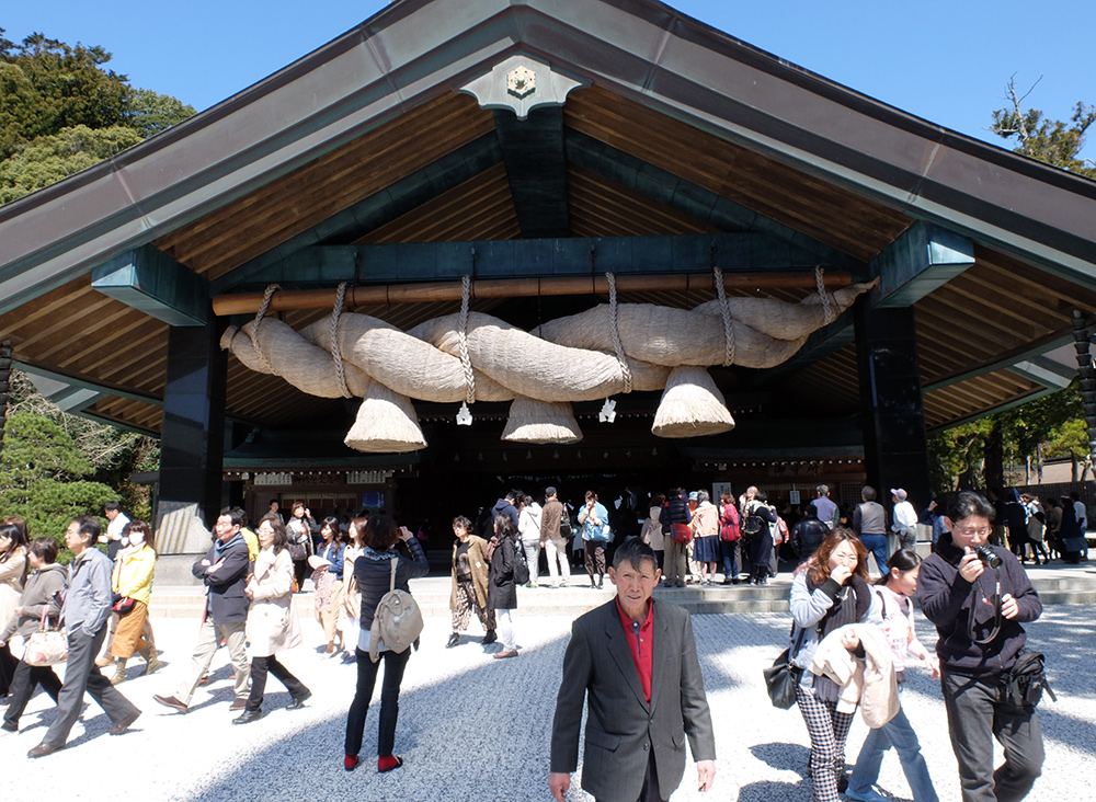 Le kagura-den (神楽殿 Hall de Kagura) avec la plus grande shimenawa du Japon, Izumo Taisha