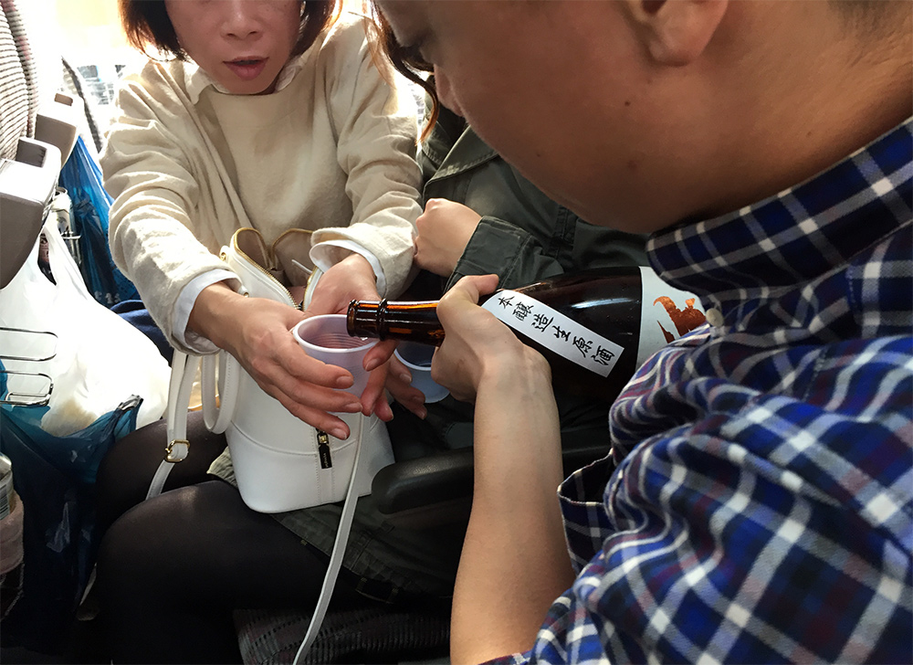 Miwa Sakura saké tour, alcool dans le bus au Japon