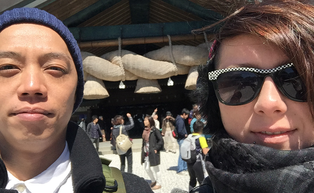deux abrutis devant la shimenawa du Kagura-den d'Izumo Taisha