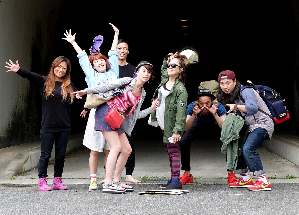 Photo de groupe devant le tunnel de Kanawajima