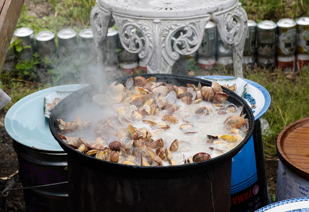 les palourdes asari sur le barbecue, Japon