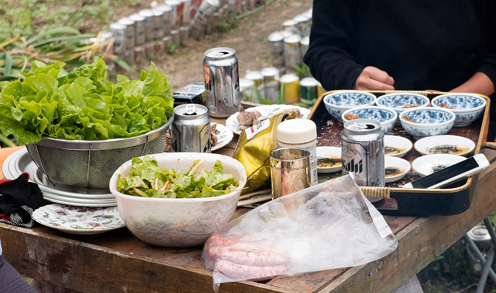 Table prête pour le samgyeopsal, plat coréen