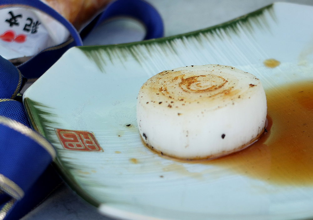 Oignon à peine grillé sur le barbecue avec un peu de sauce soja